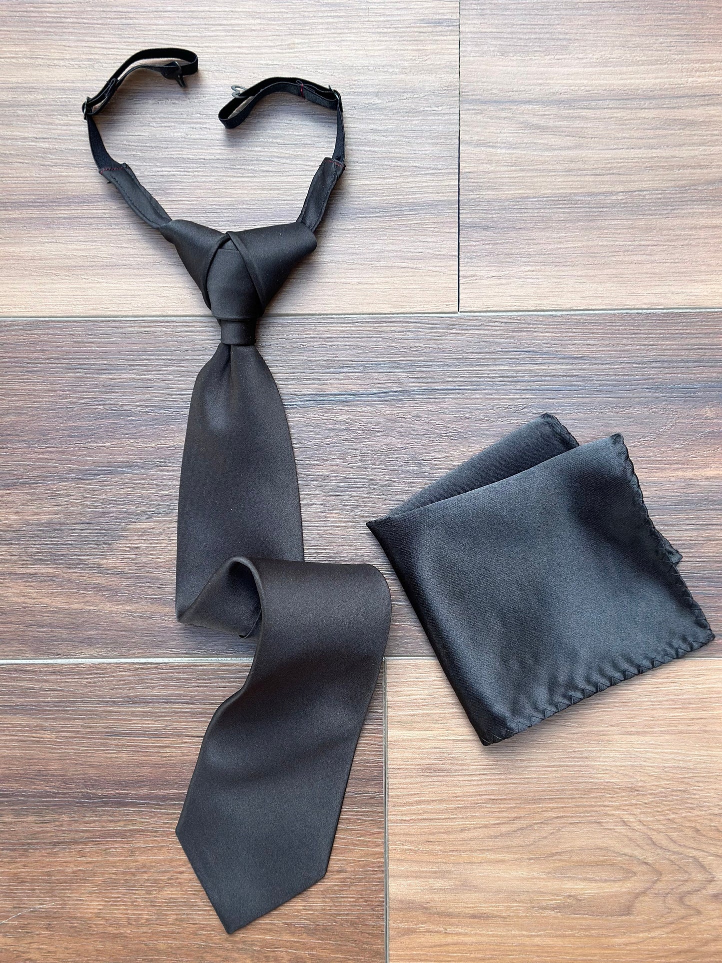 Queen Knot Necktie: Pre-tied Regal Wedding Necktie
