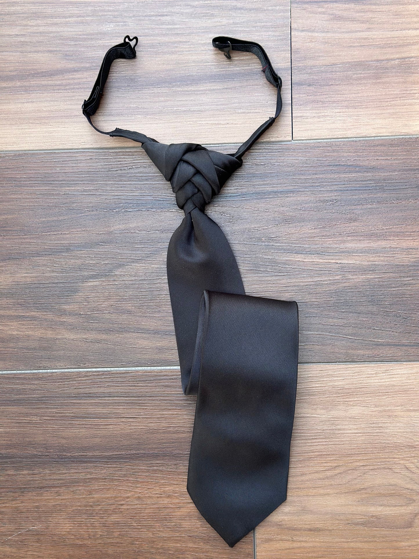 Scale Knot Necktie: Pre-Tied Wedding Necktie