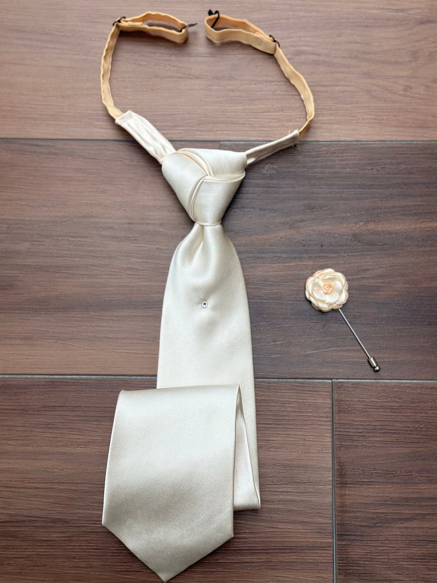 Double Trinity Knot Necktie: Pre-tied Wedding Neckwear