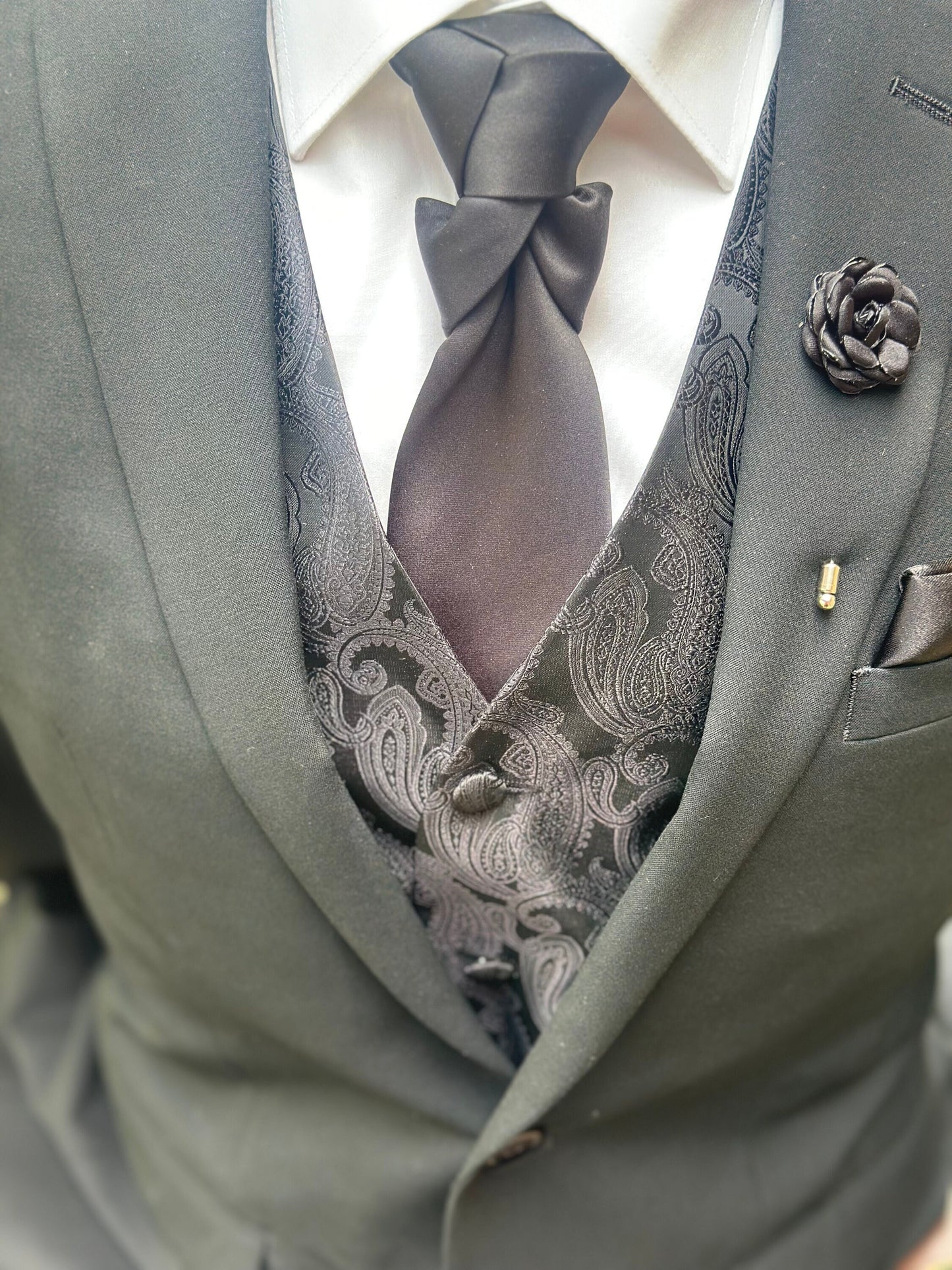 Virginia Knot Necktie: Pre-Tied Wedding Necktie