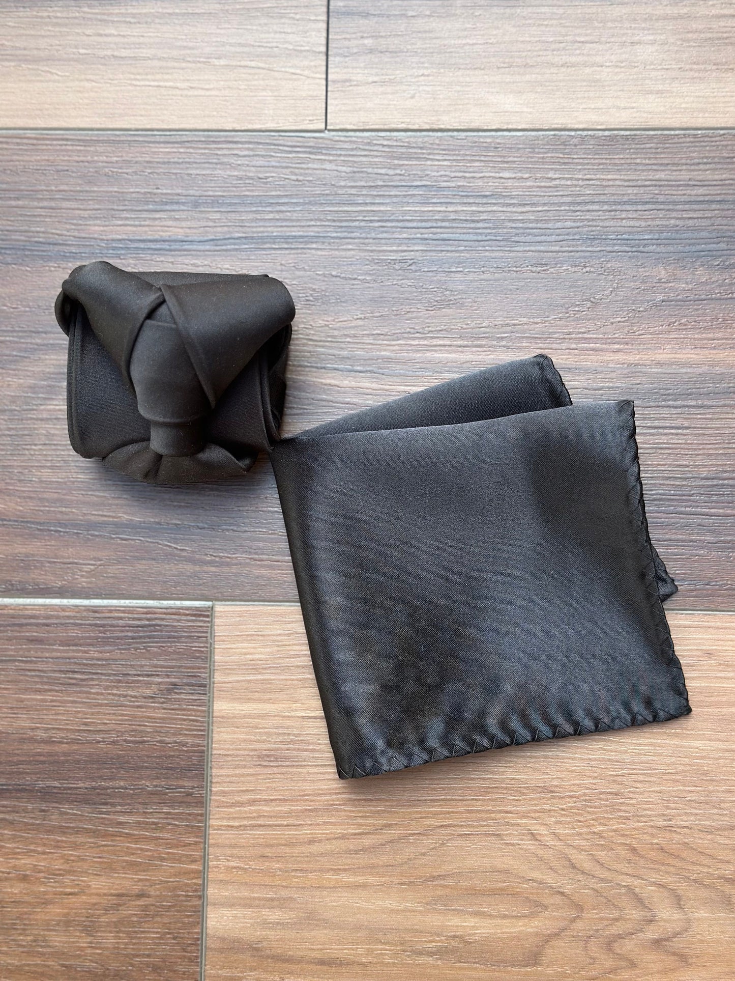 Queen Knot Necktie: Pre-tied Regal Wedding Necktie