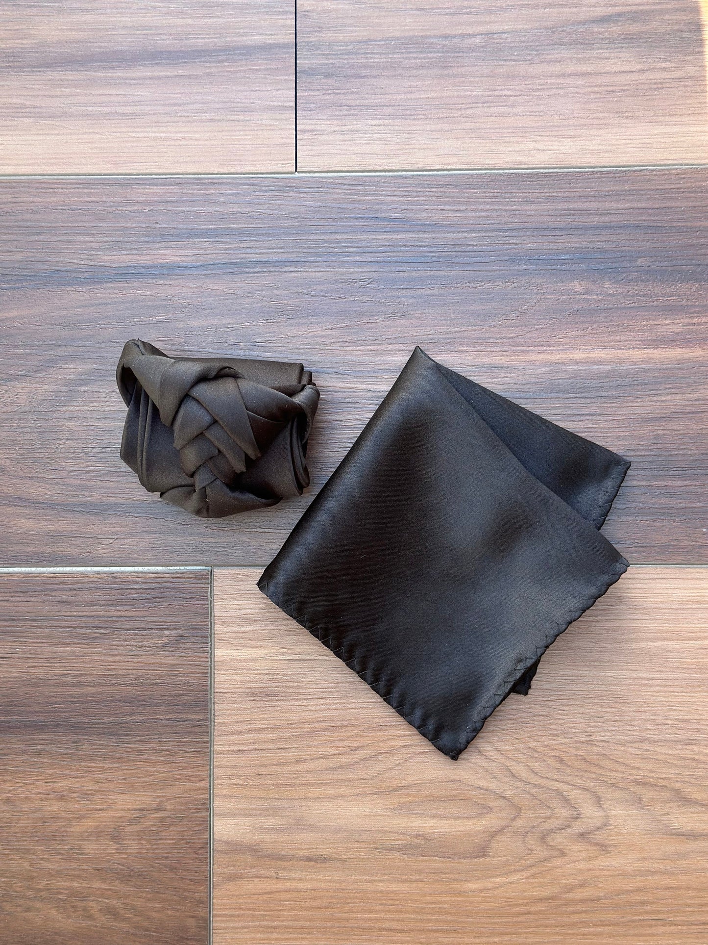 Scale Knot Necktie: Pre-Tied Wedding Necktie